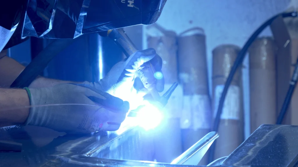 Case-Oegaards-Lastvognsopbyg-og-Hydraulik-Man-welding